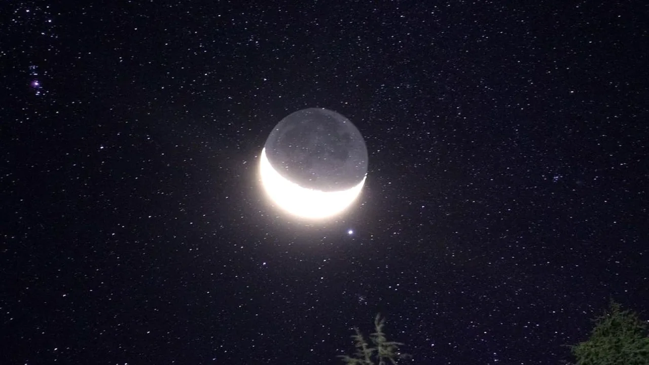 Gece gökyüzünde ay ve yıldızlar